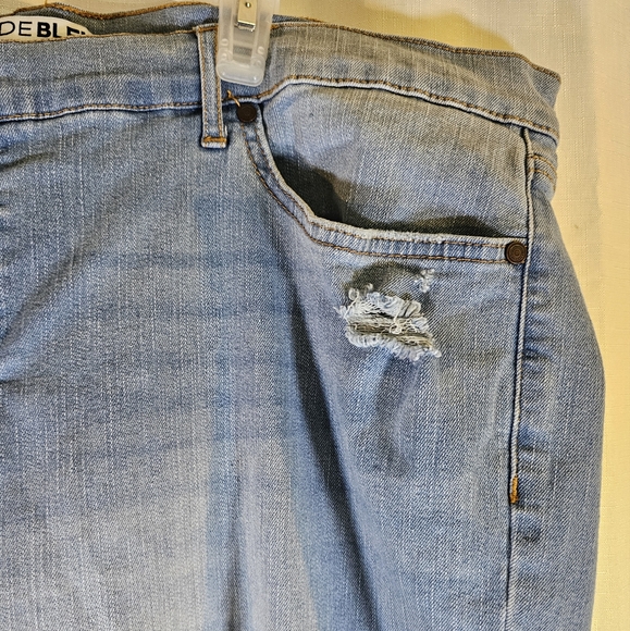 Code Bleu 22W Capri Jeans - Picture 2 of 7